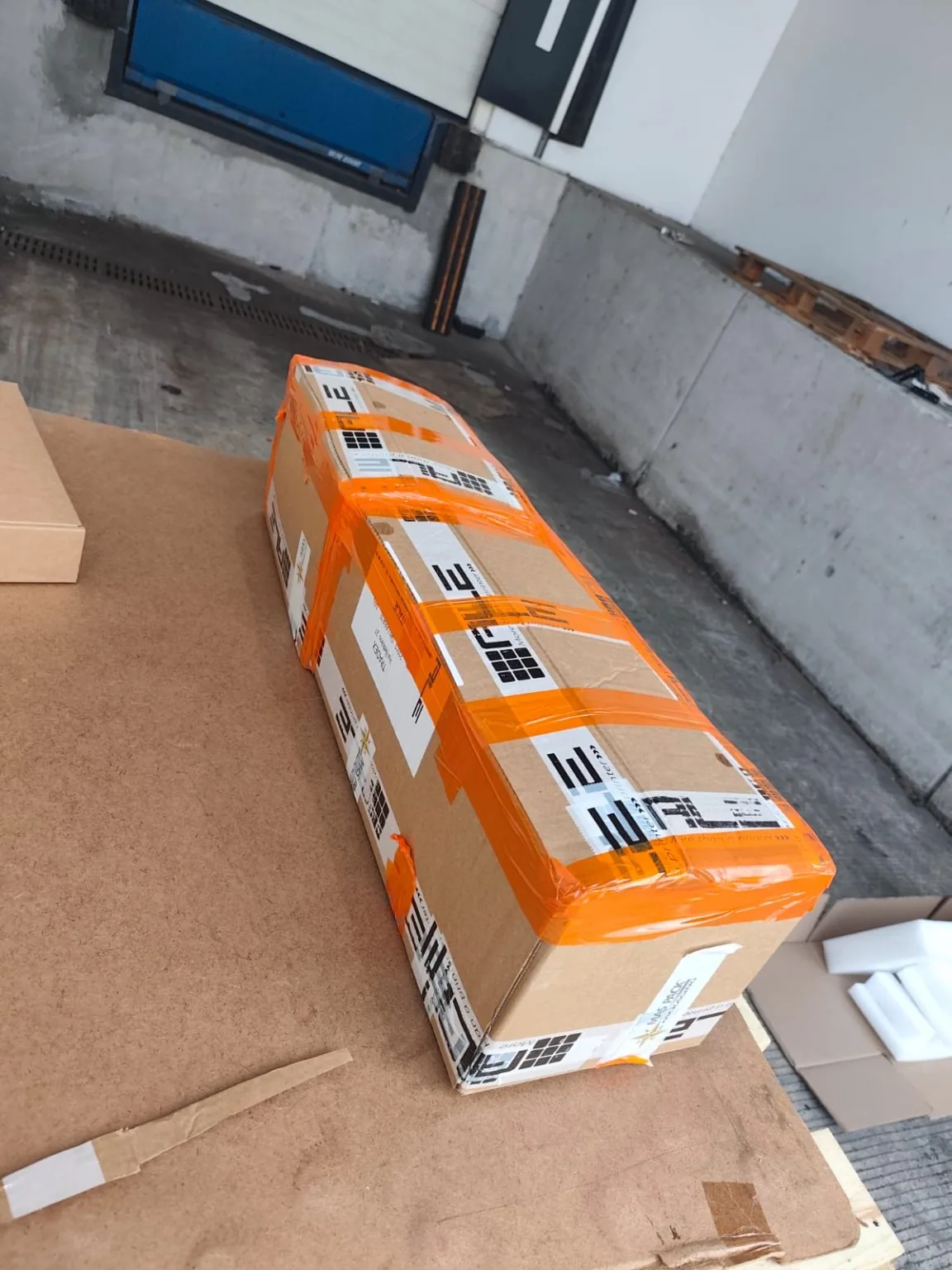 Caja reforzada para equipo electrónico durante una mudanza