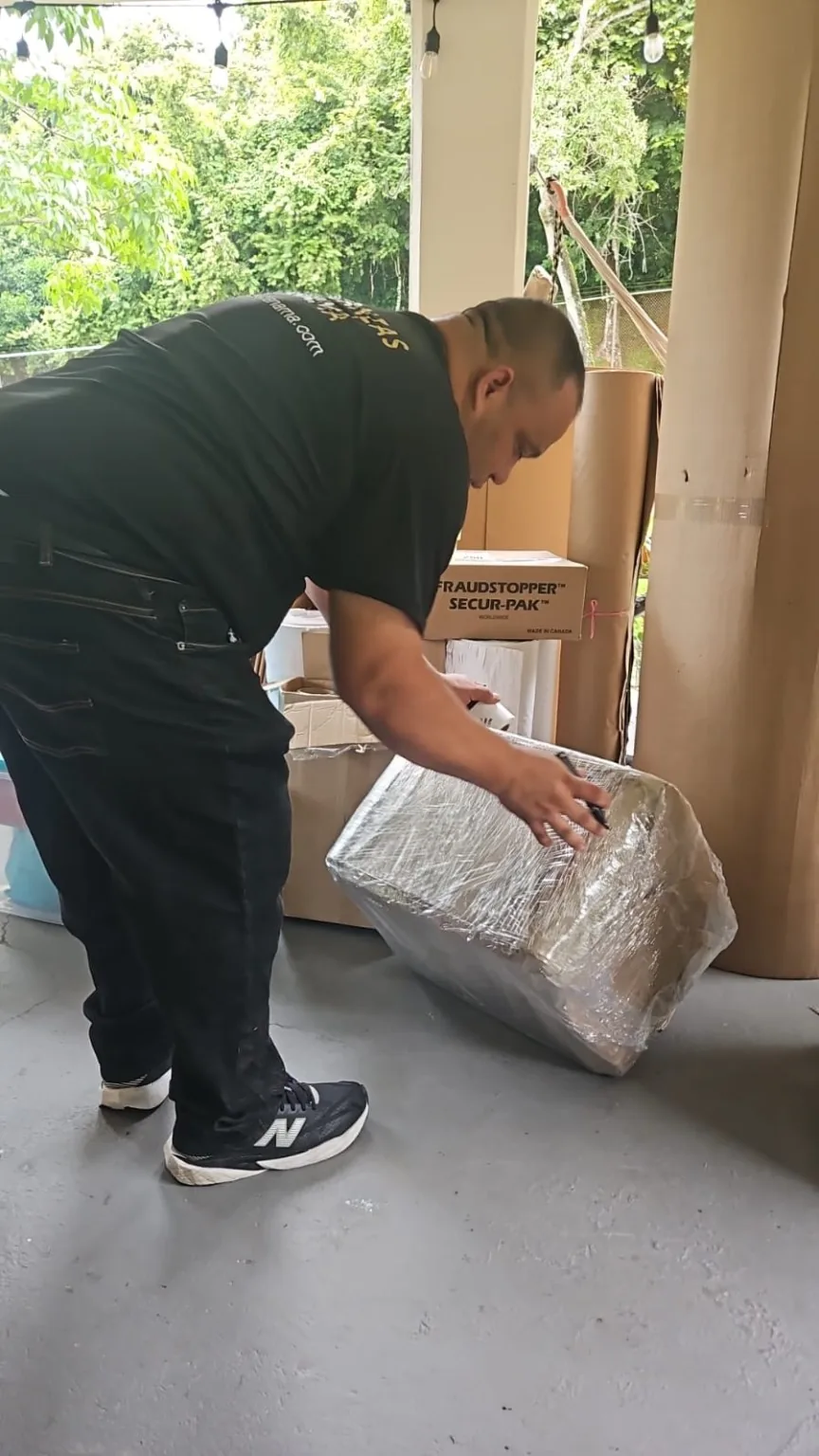 Técnico protegiendo un artículo delicado para transporte