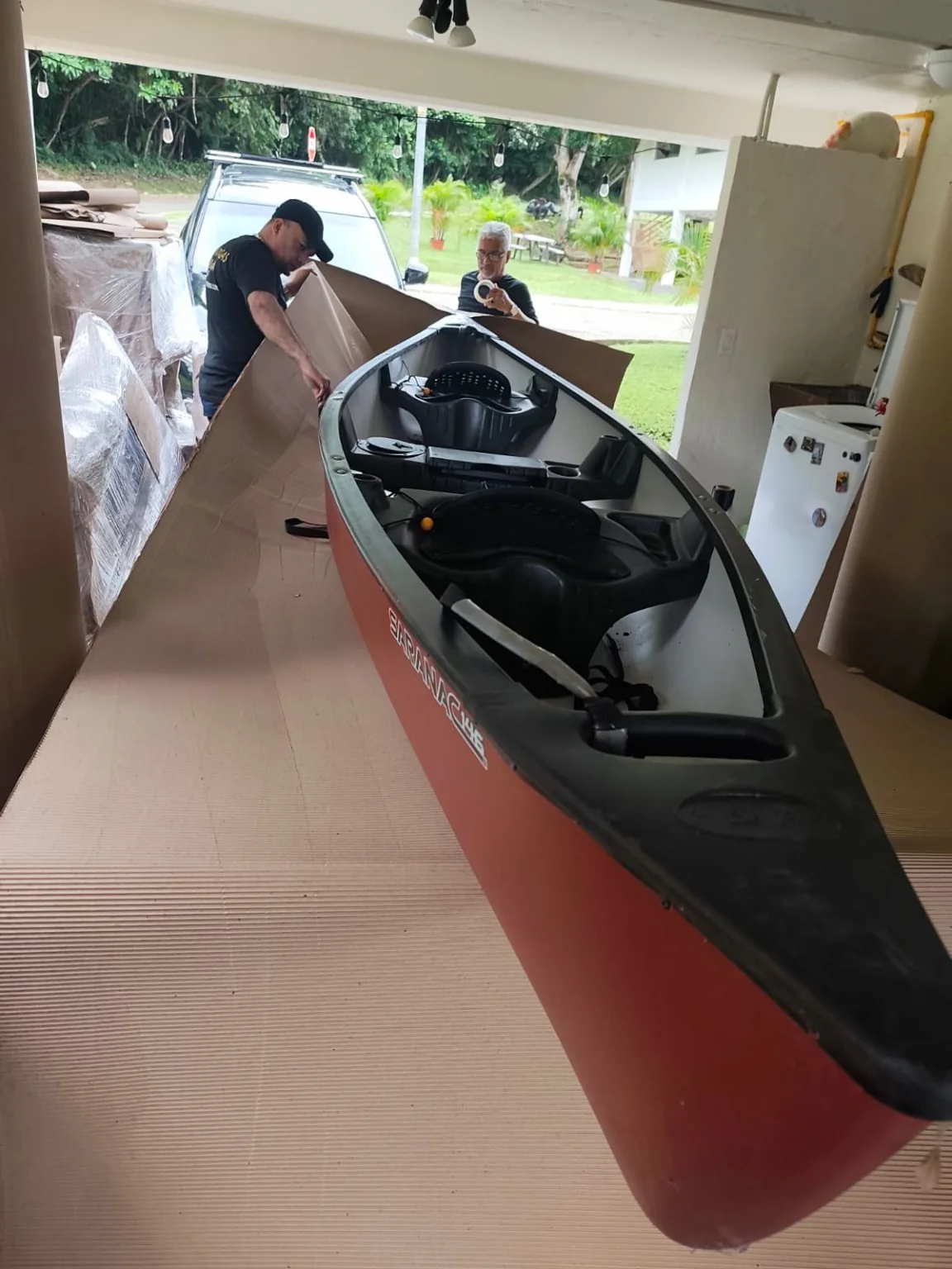 Embalaje profesional de una canoa durante una mudanza en Panamá