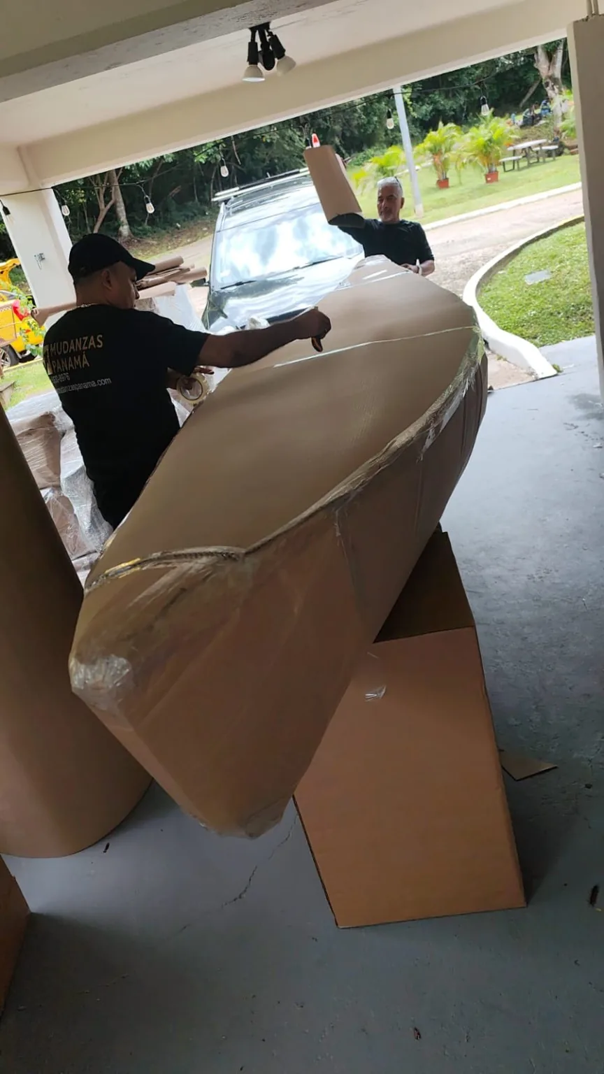 Proceso de embalaje especial para una canoa de gran tamaño