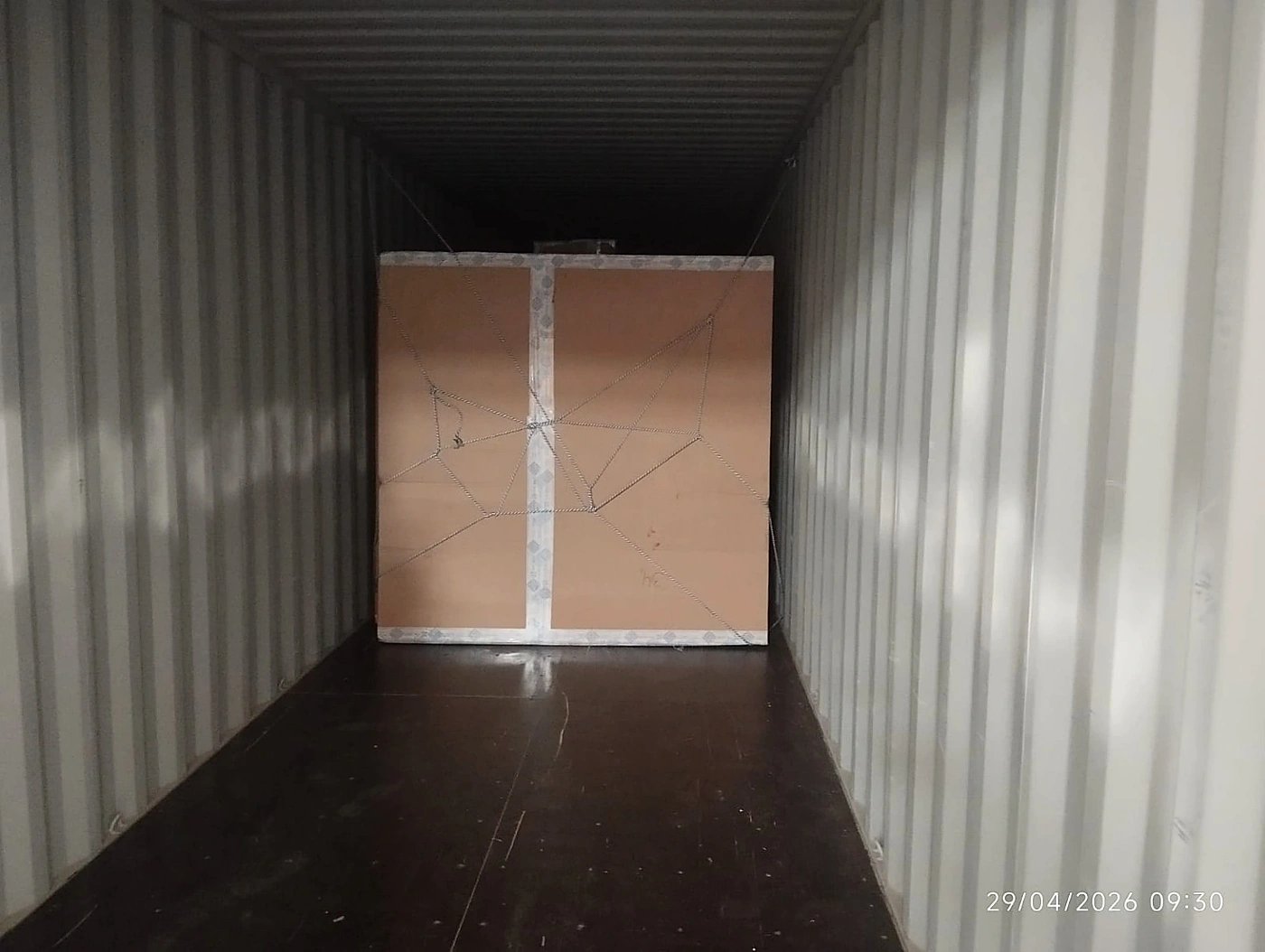 Caja de madera en contenedor